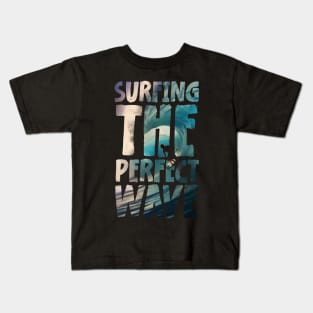 Surfing the perfect wave Kids T-Shirt
